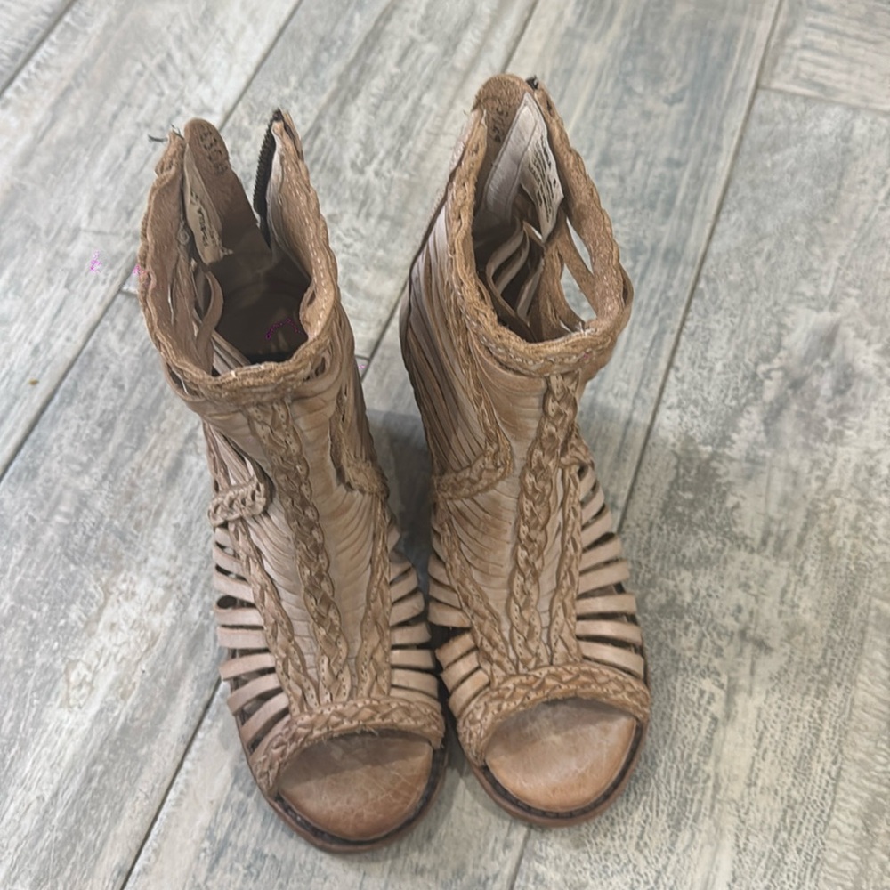 Free Bird shoes hardly worn beautiful condition